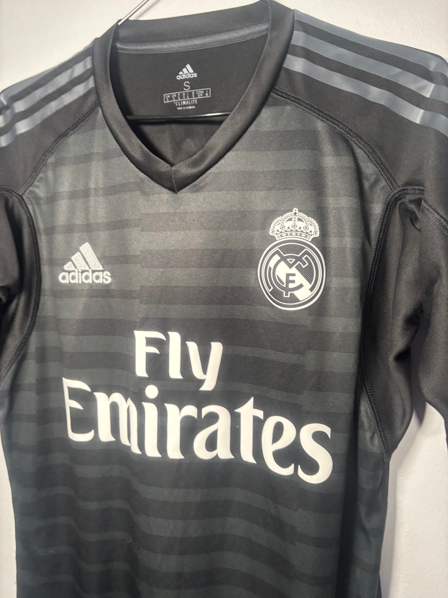 Real Madrid Goalkeeper Shirt 2018/19 Courtois (S)