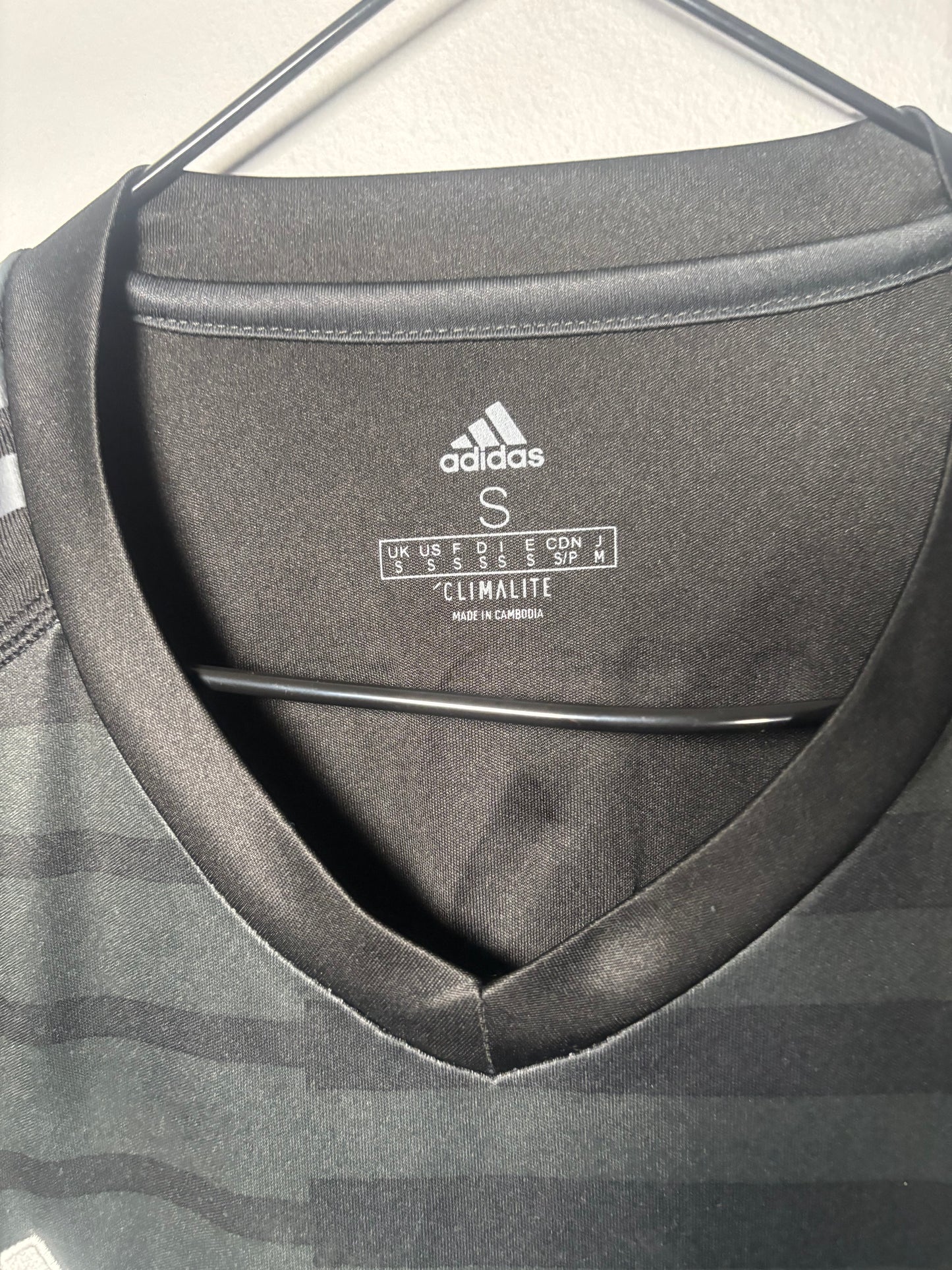 Real Madrid Goalkeeper Shirt 2018/19 Courtois (S)