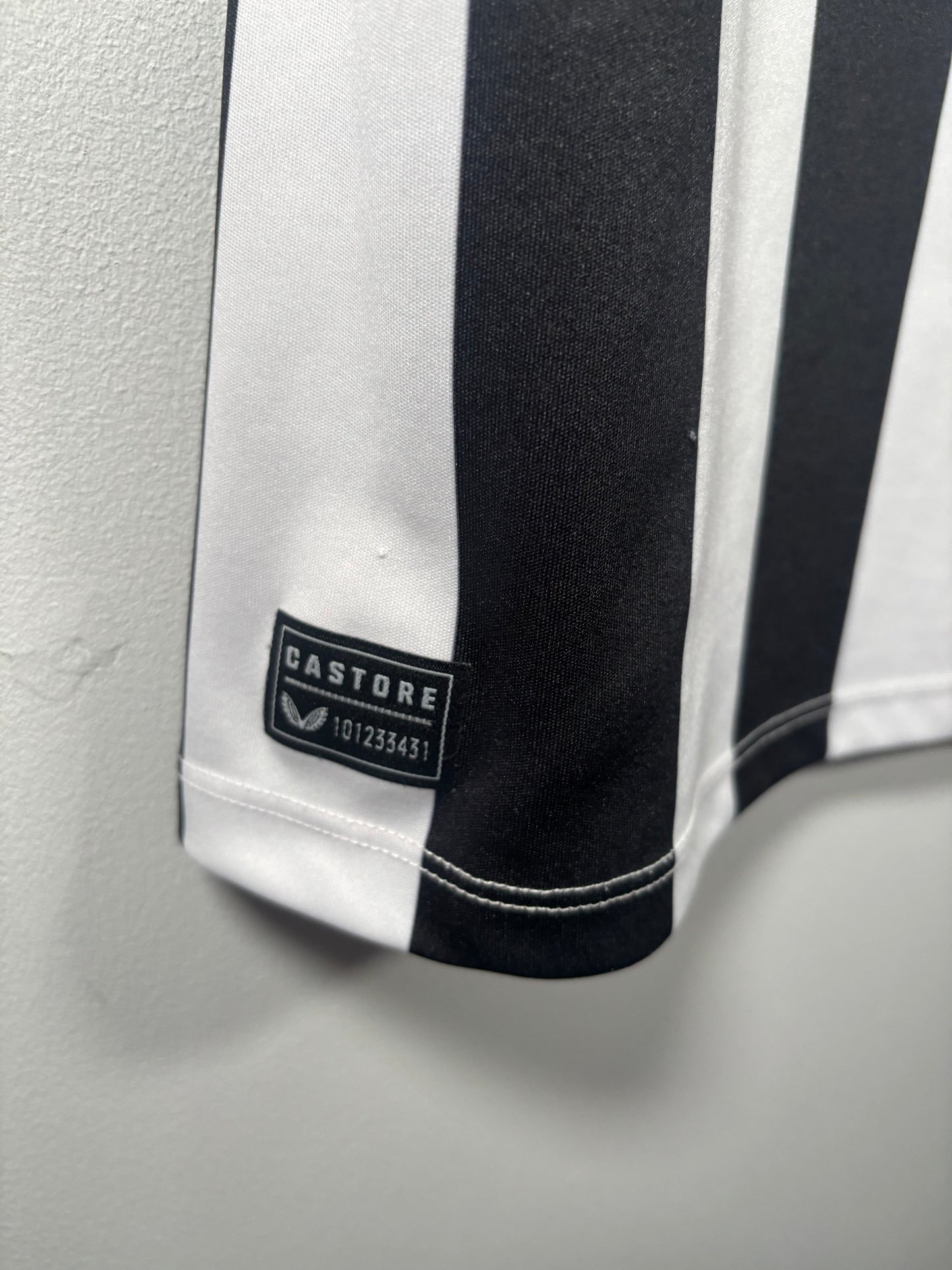 Newcastle United Home Shirt 2022/23 Bruno Guimaraes (L)