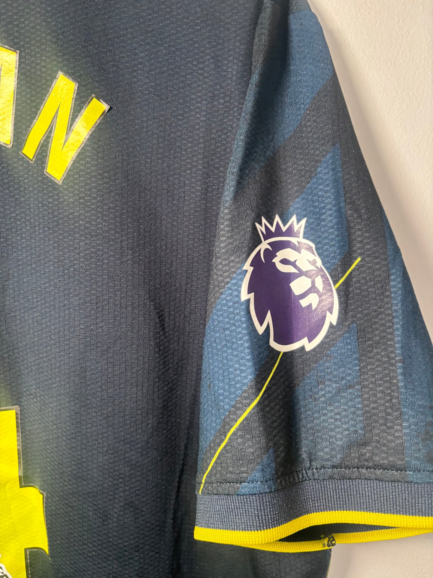 Newcastle United Pro Away Shirt 2023/24 Sven Botman (XL)
