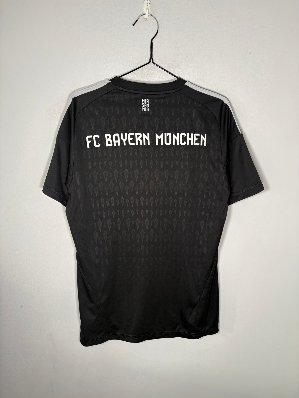 Bayern Munich Goalkeeper Shirt 2023/24 (M)