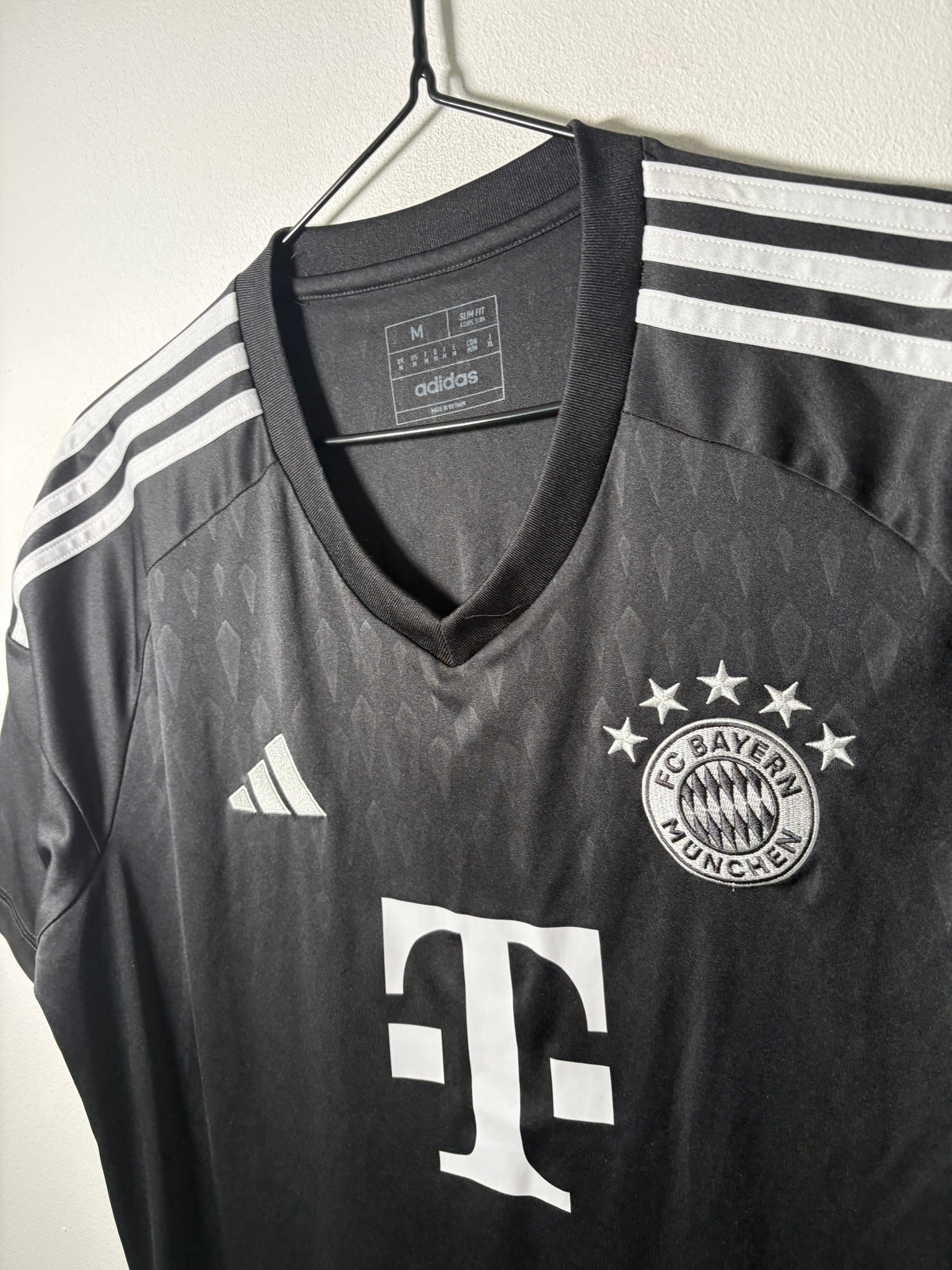 Bayern Munich Goalkeeper Shirt 2023/24 (M)